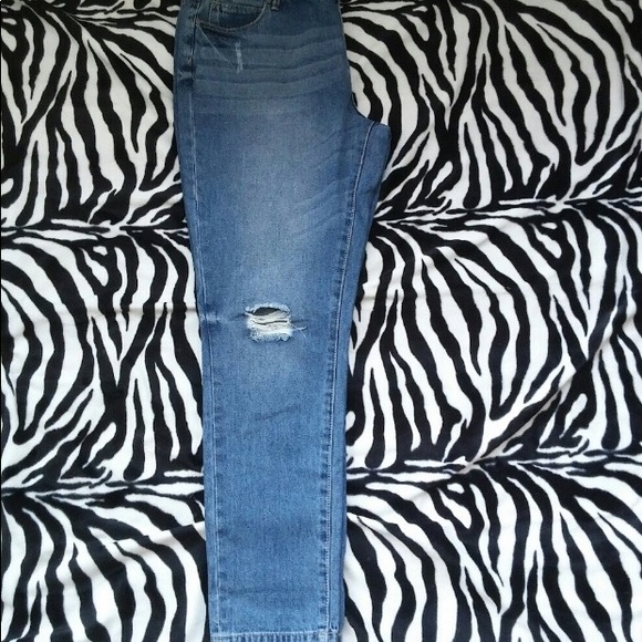 Justfab Sz. 31 Distressed Jeans - Picture 3 of 6